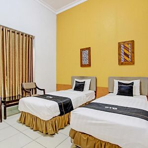 Super Oyo Capital O 93240 Candra Dewi Hotel